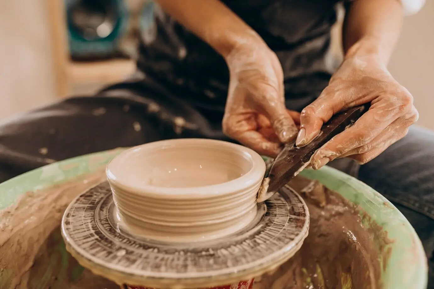 Handwerksmeisterin in einem Töpferladen